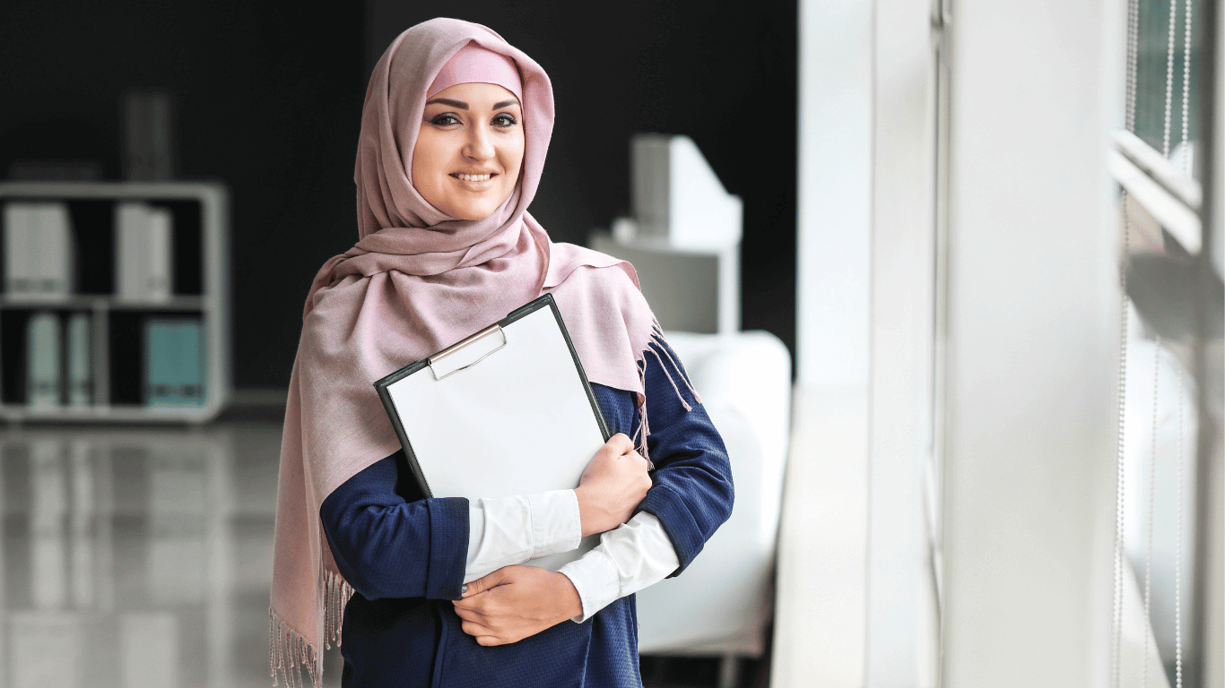 perempuan arab menagajar kursus bahasa arab
