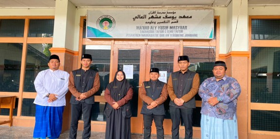 Gambar: Dokumentasi di depan Maktab MA Yusuf Masyhar Tebuireng, Jombang